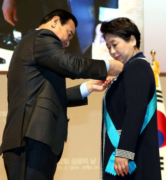 18일 서울 삼성동 코엑스에서 열린 '제42회 상공의 날 기념식'에서 이완구 국무총리가 현정은 현대그룹 회장(오른쪽)에게 금탑산업훈장을 수여하고 있다. 사진= 대한상의 제공